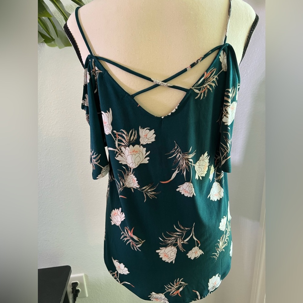 Cold shoulder top NWT - Picture 4 of 6